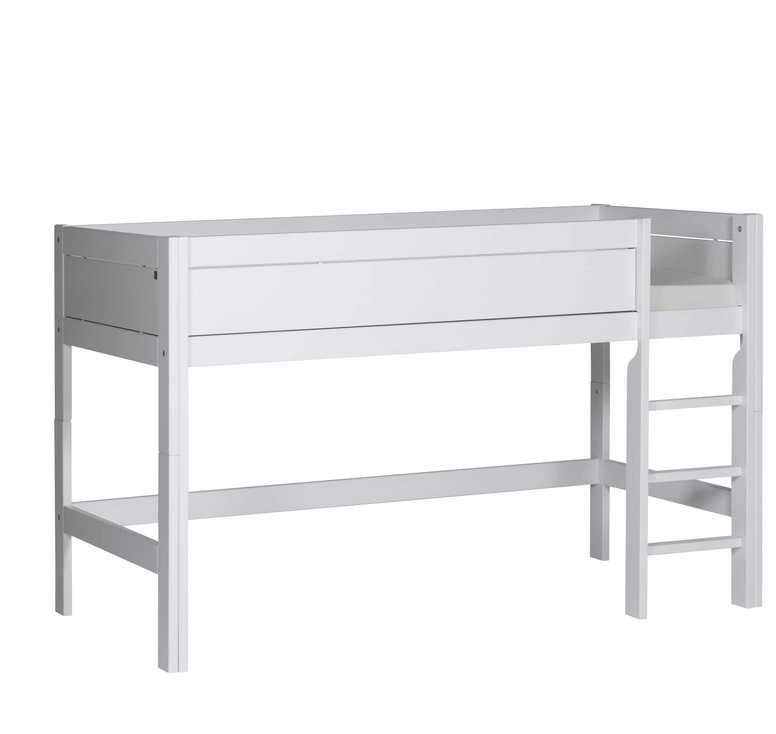 POLU-VISOKI dječji krevet sa ravnim ljestvama može se kombinirati sa ukrasnim zastorima za igru, madracima za igru a može se kombinirati i sa hut panelima