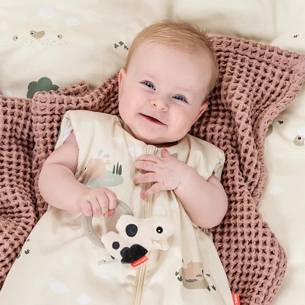 Done by deer - Senzorna zvečka s grickalicom Dotti sand